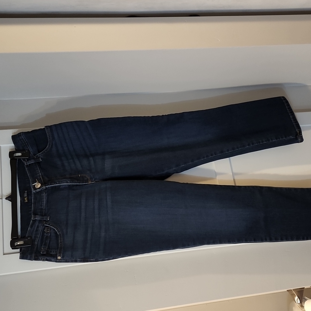 Lee. Meduim wash straight leg jeans. 12 (P)(S)